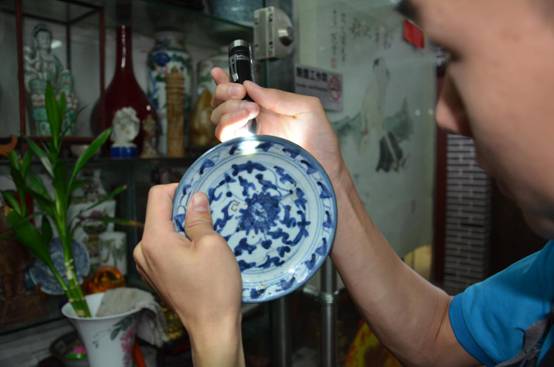 如何使用照玉石手电筒鉴定瓷器纹理
