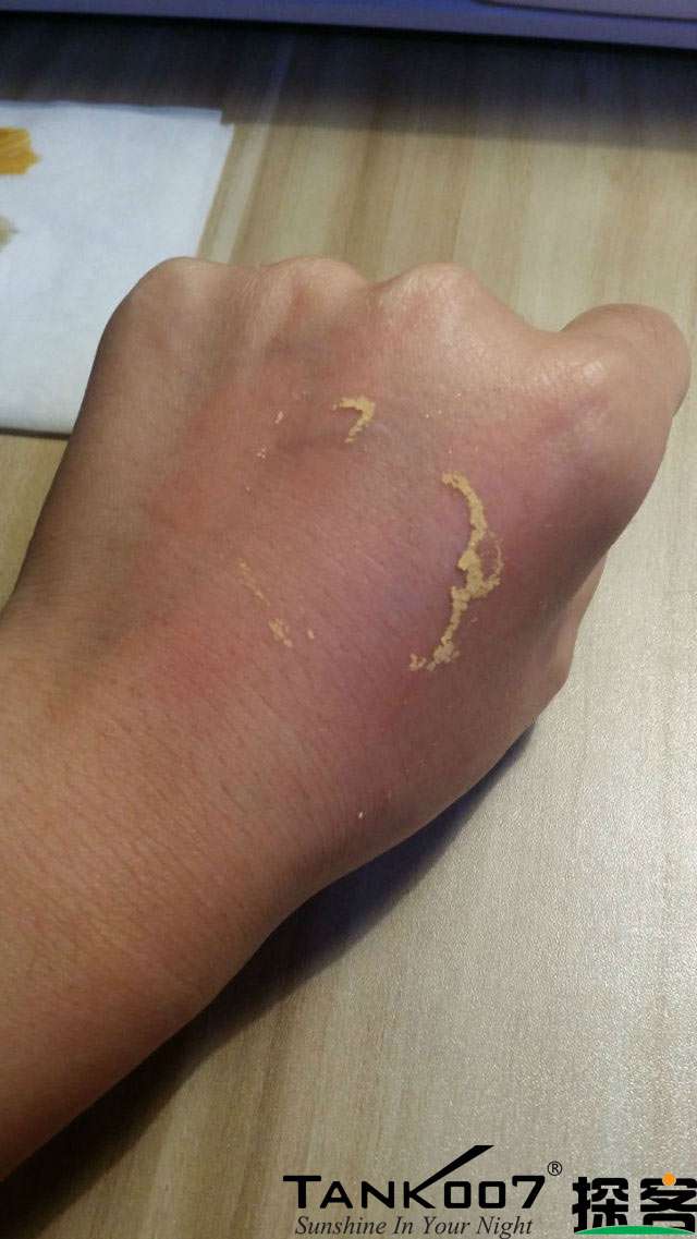 客户买了紫光手电验荧光剂，先拿面膜大姨妈巾开刀 