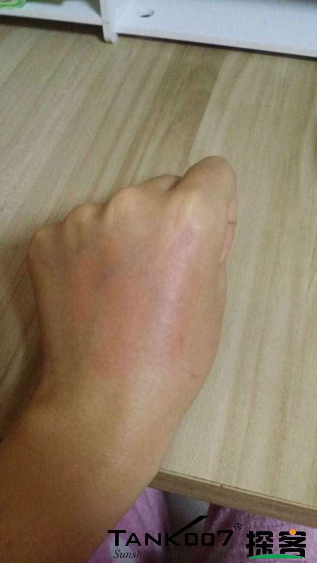 客户买了紫光手电验荧光剂，先拿面膜大姨妈巾开刀 