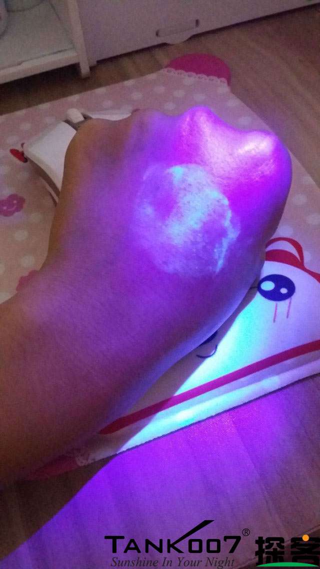 客户买了紫光手电验荧光剂，先拿面膜大姨妈巾开刀 