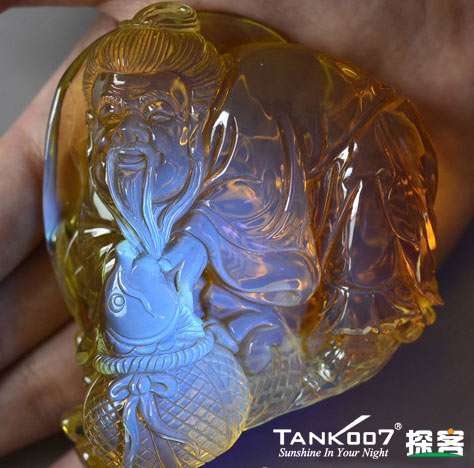 网上用紫光手电鉴定琥珀的帖子这么多，哪个是真假？