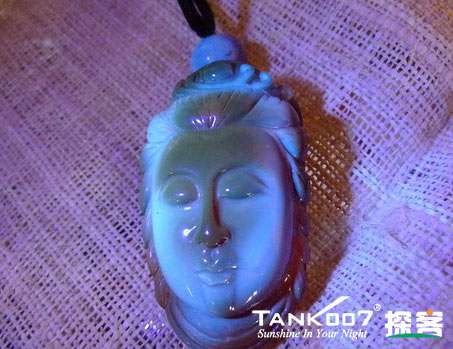网上用紫光手电鉴定琥珀的帖子这么多，哪个是真假？