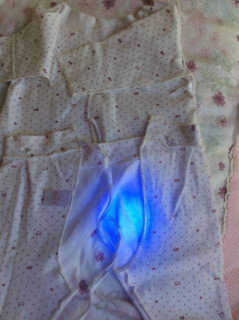  宝妈买了紫光手电，衣服上好多荧光剂，看的心慌害怕