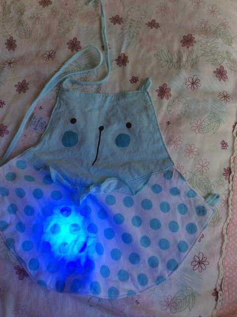  宝妈买了紫光手电，衣服上好多荧光剂，看的心慌害怕